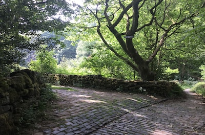 Secluded, listed stone cottage near Slaithwaite, family and pet friendly