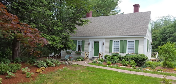 The Gallery Apt. (upstairs)
179 Bristol Rd.
Damariscotta, Maine