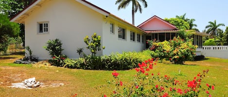 Villa Patiently Waiting with swimming pool and Spa hut with 24 hour security