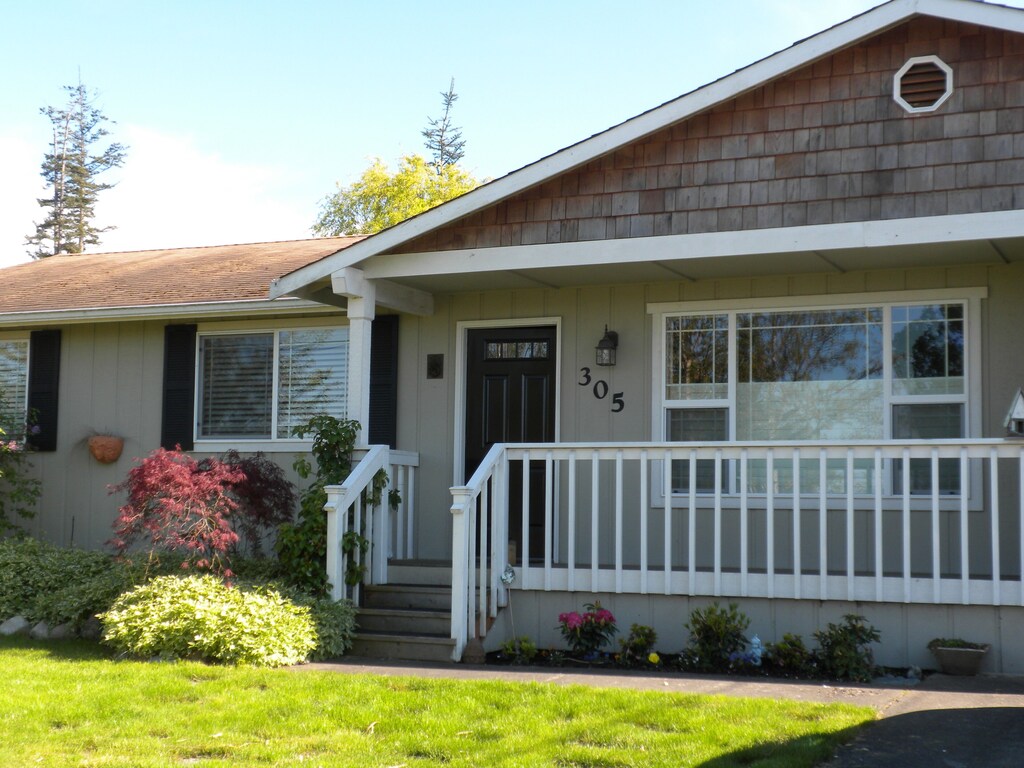 Mid-Town Coupeville 3 Bed/3/Bath Home 