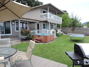 Stainless BBQ, hot tub, ping pong by the lake, covered patio sets & picnic table