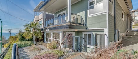 Perfect location close to the beach in a bright modern newer home. 