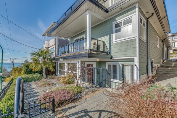 Perfect location close to the beach in a bright modern newer home. 