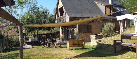 la Grangedelili
Repas sous le Frêne
Détente.lit couvert.
Ping pong
Pétanque