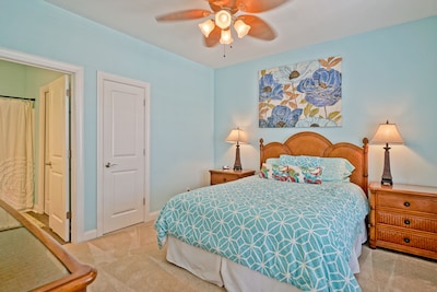 Breathe Taking 5 Bed/6Bath Private Pool.1 minute walk to the beach. 