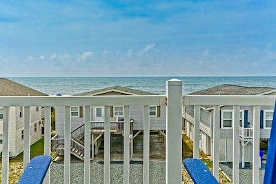 Breathe Taking 5 Bed/6Bath Private Pool.1 minute walk to the beach. 