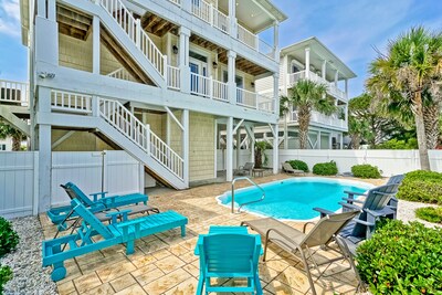 Breathe Taking 5 Bed/6Bath Private Pool.1 minute walk to the beach. 