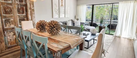 PROFESSIONALLY DECORATED DINING AREA 