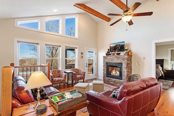 Leather Furniture, Wood Floors, Exposed Beams, and Mountain Views!