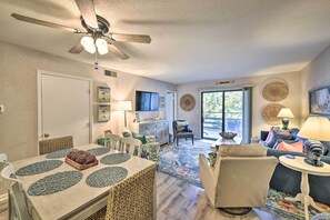 Living Room | Free WiFi | Central A/C & Heating | Queen Sleeper Sofa | Cable TV