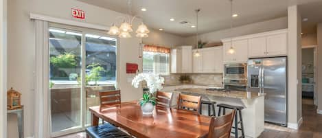 Red Sands Vacations / Vacation rentals / Southern Utah Vacation Rentals/ Coral Ridge dining area