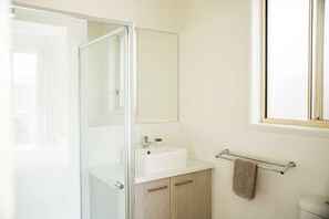 Ensuite to Bedroom 1