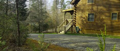 Private log cabin with hot tub- backs up to wildlife preserve-