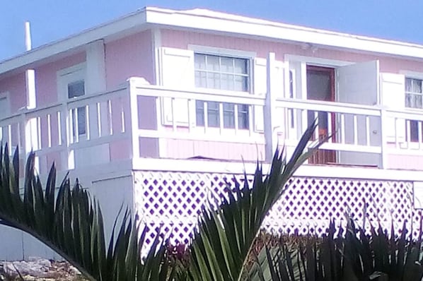 What a location - it's the pink house at the top of Grotto Bay!