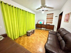 sala com TV smart