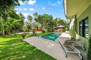 Villa Baan Suaan Samui. Front garden