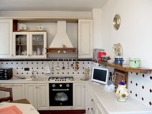 Room, Property, Kitchen, Furniture, Interior Design, Cabinetry, House, Building, Countertop, Kitchen Stove