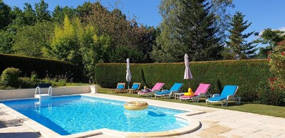 Hermosa casa de campo, gran piscina privada climatizada, jardines, área de juegos