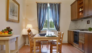 The kitchen is well equipped and has a dining table