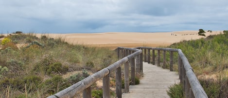 By the house you find this wood path to the beach of Bordeira