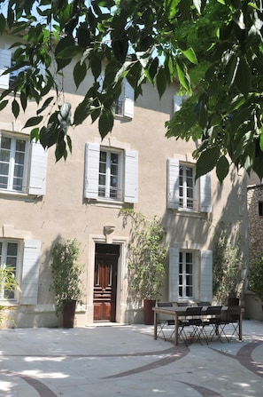 La Maison de Maître vue de la cour fontaine.