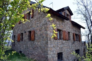 Nord- und Westseite schauen zu den Bergen.