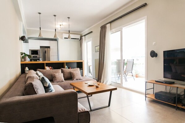 Spacious Modern Living Room Interiors from plush furnishings to sleek