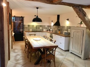 Espace repas, table "home made", cuisine équipée