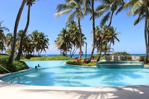 Infinity pool facing the ocean exclusive for guests 