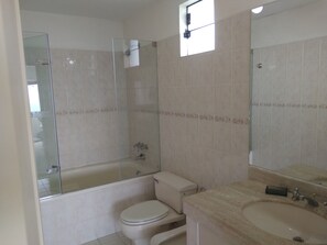 master bdr. bath