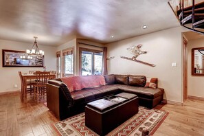 Sectional Couch w/Queen Sofa Sleeper
