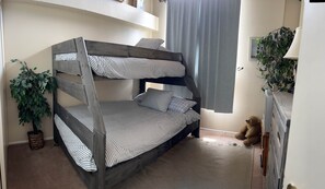 2nd bedroom with new bunkbeds 2021