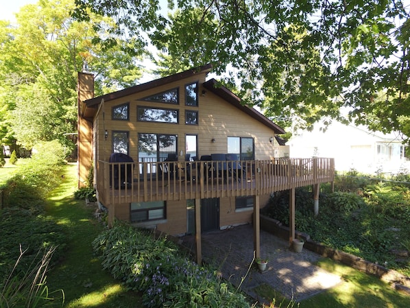 Lake side of Cozy Bungalow
