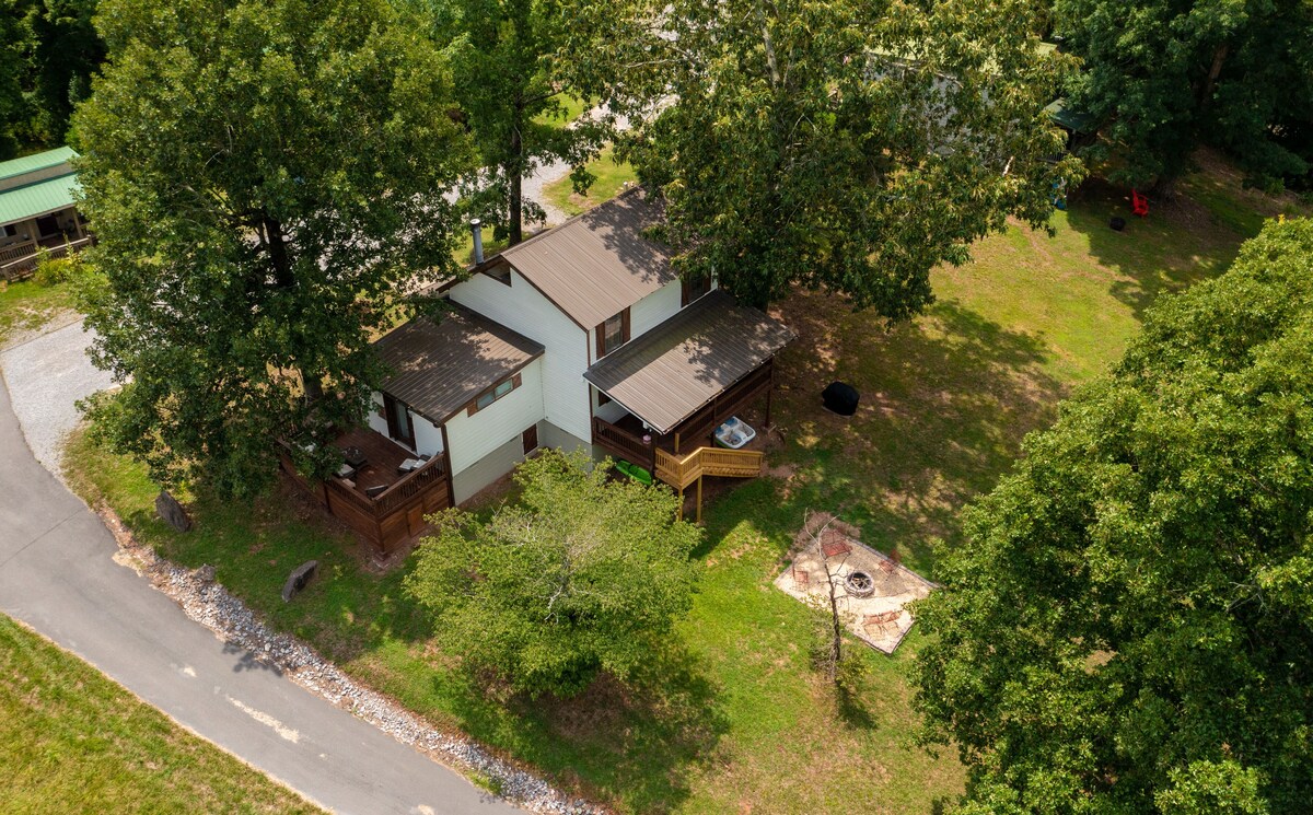 CABIN ON LAKE W/KAYAK, PADDLE BOAT, FIRE PIT, ARCADE & WIFI AT BASE OF MOUNTAIN