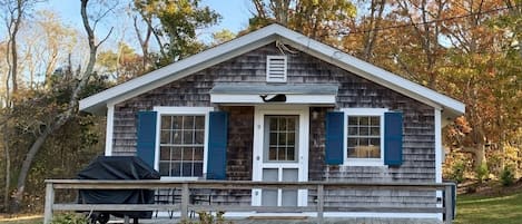 Clean, charming, and convenient Oak Bluffs cottage.