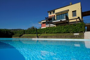 la piscina con la doccia dotata di pannello solare per l'acqua calda.

