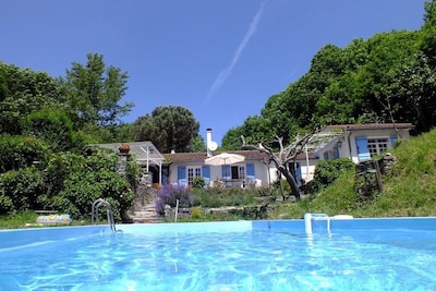 Acogedora villa, con piscina, en medio de un parque natural cercano a los puntos calientes.