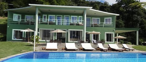 fachada casa para temporaada com piscina em Paraty