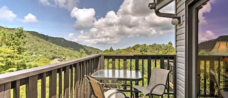 Beech Mountain Vacation Rental | 2BR | 2.5BA | 1,200 Sq Ft | 4 Stairs Required