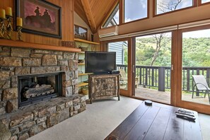 Living Room | Smart TV | Gas Fireplace