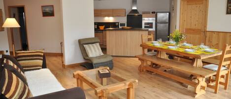 The living room, spacious and bright, with its open-plan kitchen.