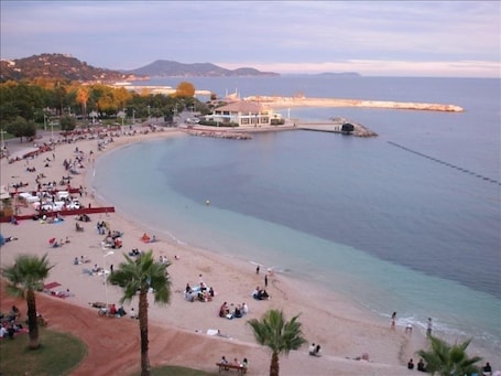Vue de la terrasse sur les plages du Mourillon a Toulon