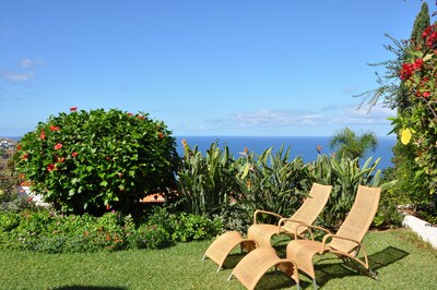 Cómoda casa de vacaciones con un hermoso jardín y piscina directamente en el Atlántico       