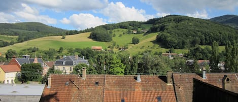 Vue d'en haut (du pan de montagne), vue générale du quartier. 