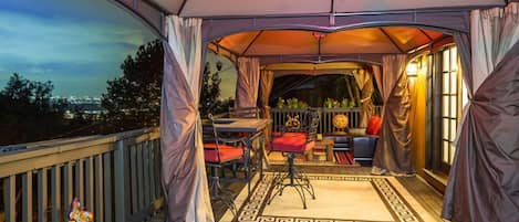 Lots of indoor outdoor space with cabanas completely close (there is netting)