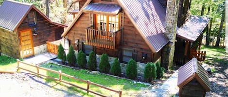 3story log cabin- mountain view, total privacy, close to shopping,fishing,dining