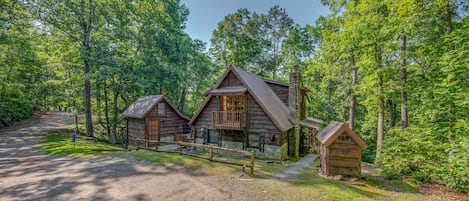 Sandpiper Cabin-3 story log cabin in private setting-lake/beach/river access
