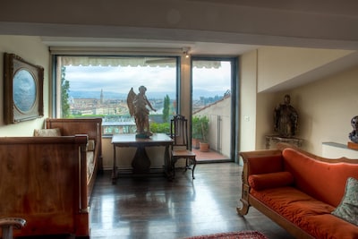 Stunning Renovated Cental Penthouse w/ Amazing Views! 5 Terraces & 5min to Town