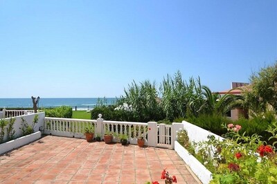 Air-conditioned apartment with stunning sea views & large ground floor terrace