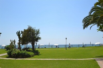 Air-conditioned apartment with stunning sea views & large ground floor terrace